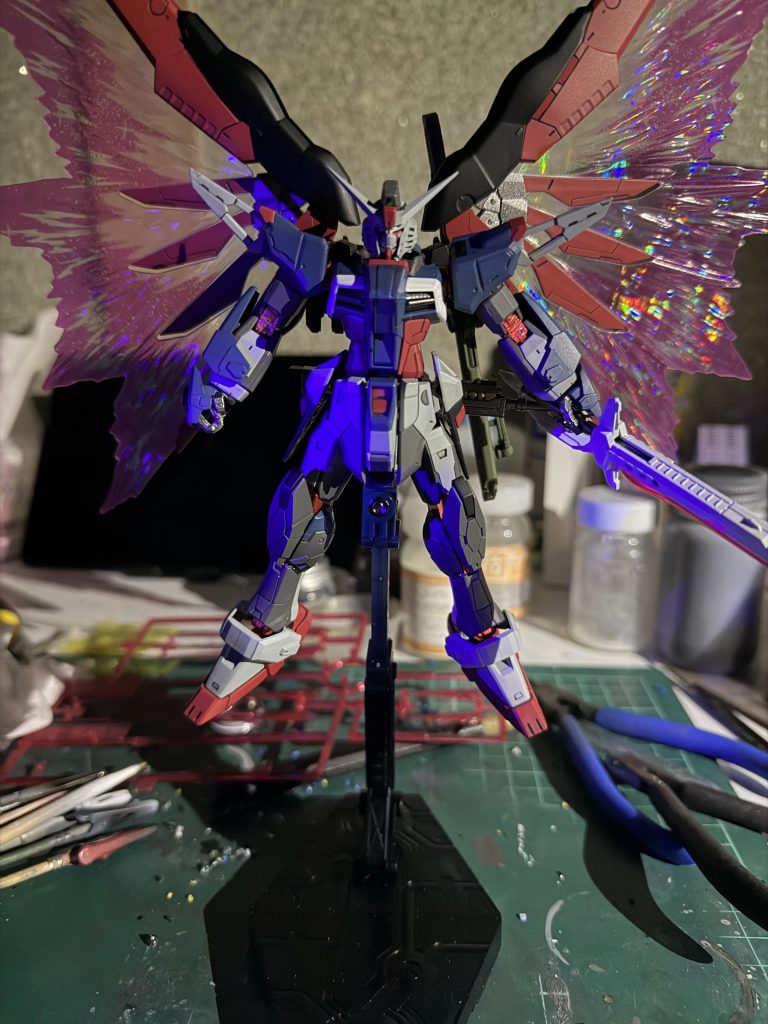 最終決戦仕様を目標に塗装したので、関節まで塗装した結果、ABSが割れてしまい稼働部を固定して完成させました。RGらしくグレーの色分けをしてみましたが、暗くなり過ぎました。ご覧いただきありがとうございました。