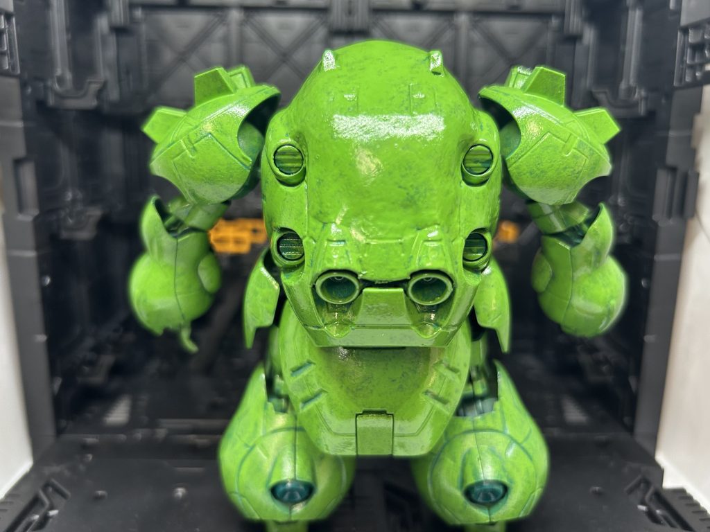 グレーを下地に塗り、デイトナグリーン、イエローグリーンの順番で塗りました