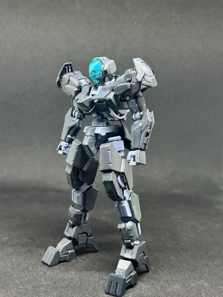 ボディーはレギンレイズ、腕はガンダムルブリス、下半身はゲイレール、頭はGM/GMを使ったミキシングです。