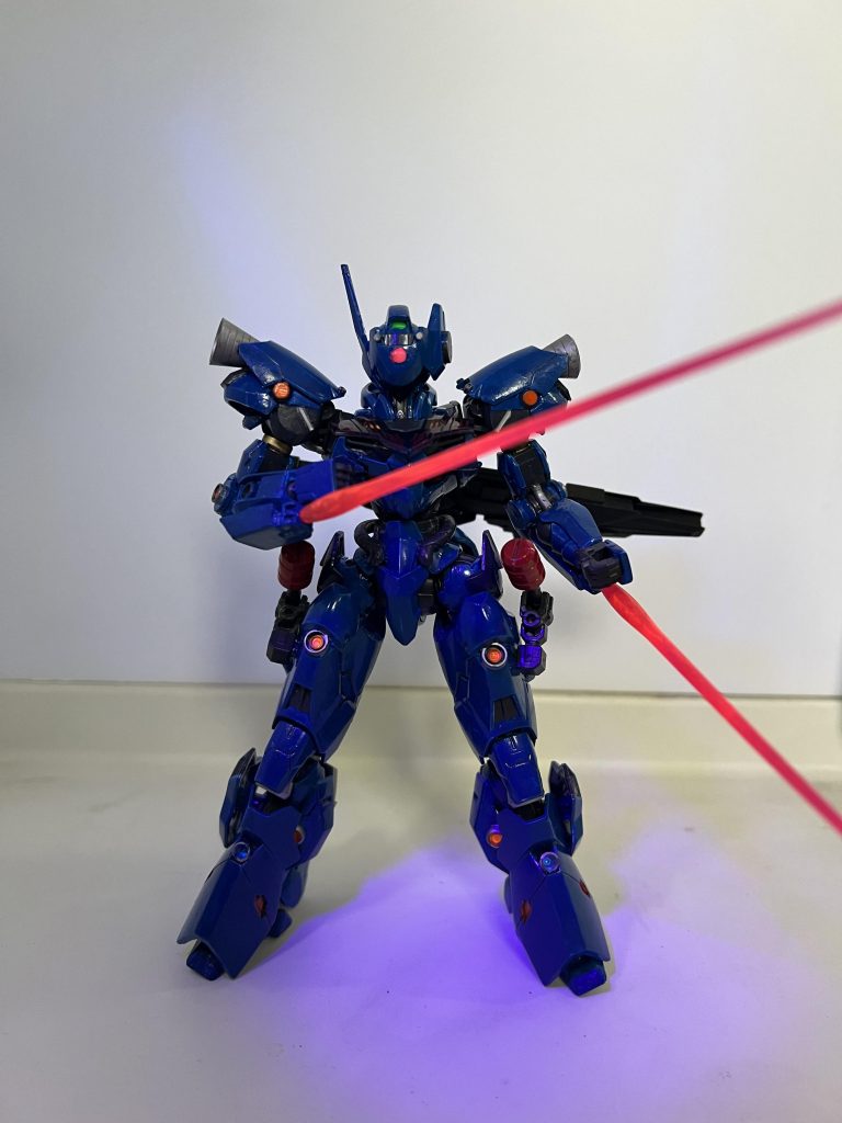 武装はビームショットガンに固定式のビームサーベルとグレネード。