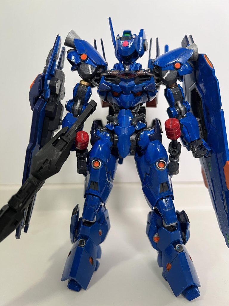 ダブルシールド装備。ルブリスのシールドビットとエアリアルのエスカッシャンの2枚のシールドを装備することで合計18基のガンビットを使用可能。