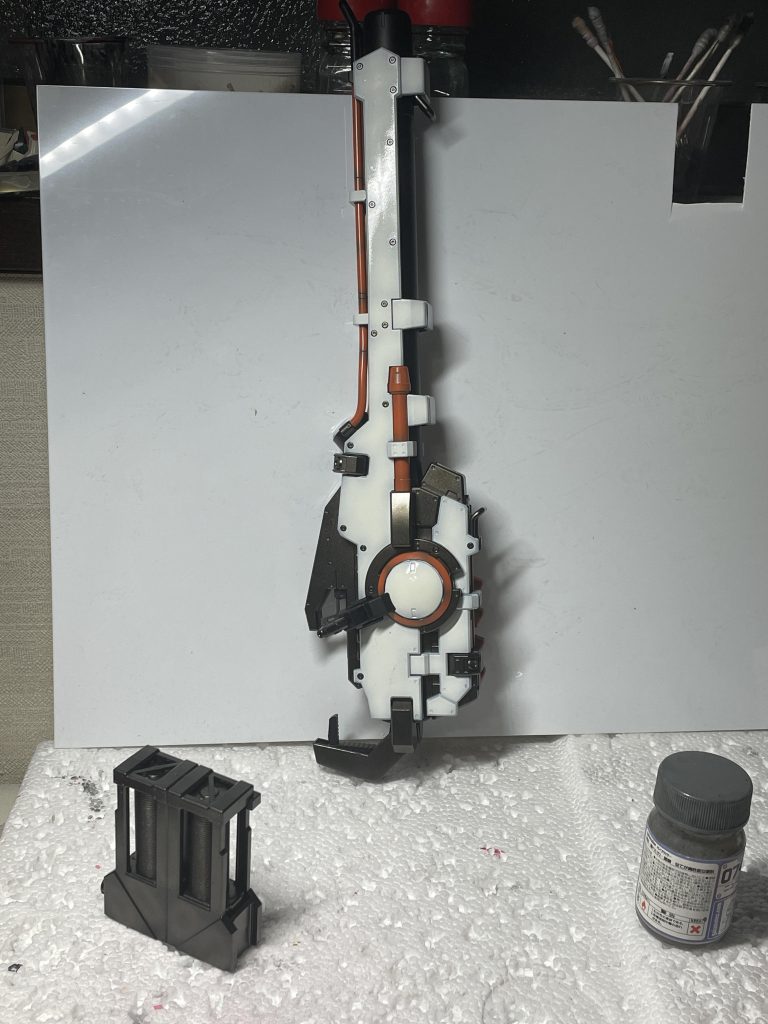 メガランチャー。ツヤ消し前に写真撮ってました。テッカテカですね。色はしつこくならない程度にオレンジを入れて、ホワイトは機体に合わせてます。