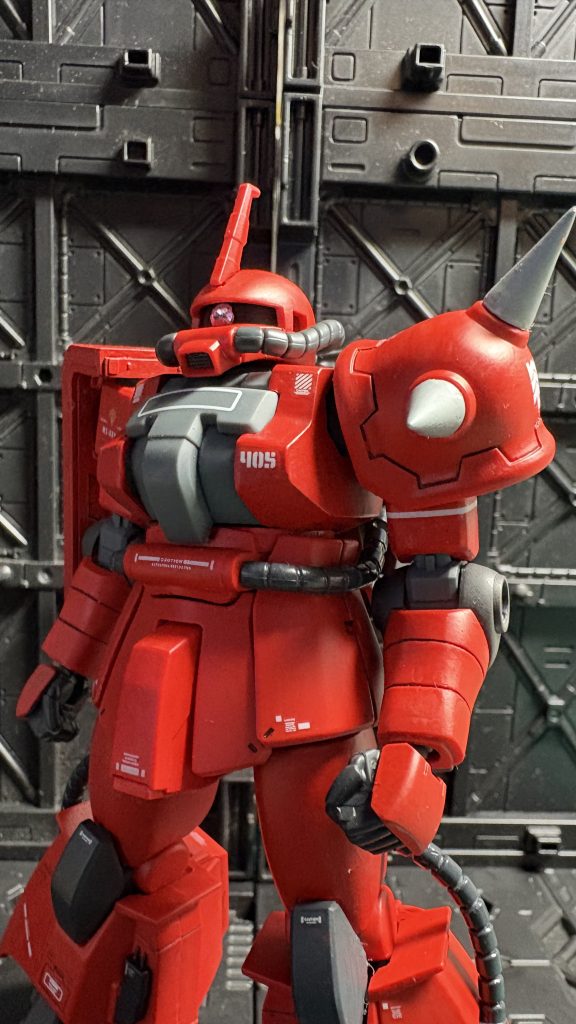 お顔はモノアイ部で縦にチョイ詰め、胸部・腰部はF2型に交換しました。高機動F2ザクFz型ってとこでしょうか😅