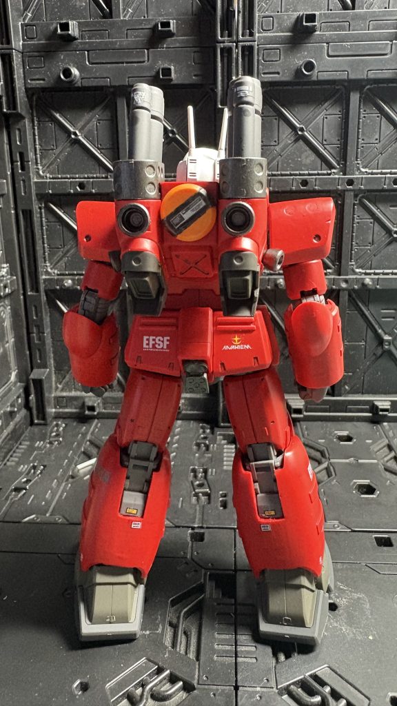 肩のパンチング穴をパテで埋めた筈が…。もう少し盛らないとダメですね😅