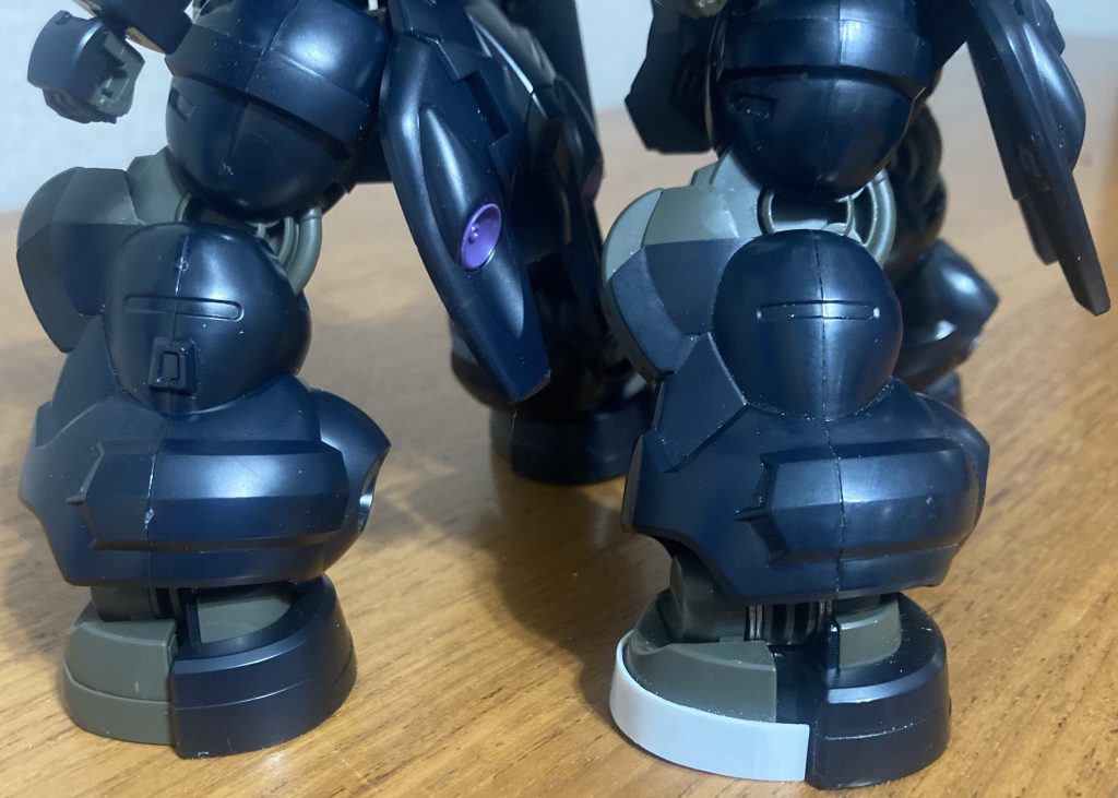 左が未改修、右が改修後のものです。膝関節が3mmほど長くなっています。足首の関節に0.8mmの金属製ワッシャーが前後に2枚ずつ4枚入っています（一応写っています）。スリッパの前後の部品の間に3.2㎜の隙間が開いてしまうのと、スリッパ自体を大きくしたいので、0.5mmの白いプラバンを重ねて大きくしました。スリッパが大きくなることで全体としての接地がよくなり、安定して自立し、多少の揺れでも倒れにくくなります。