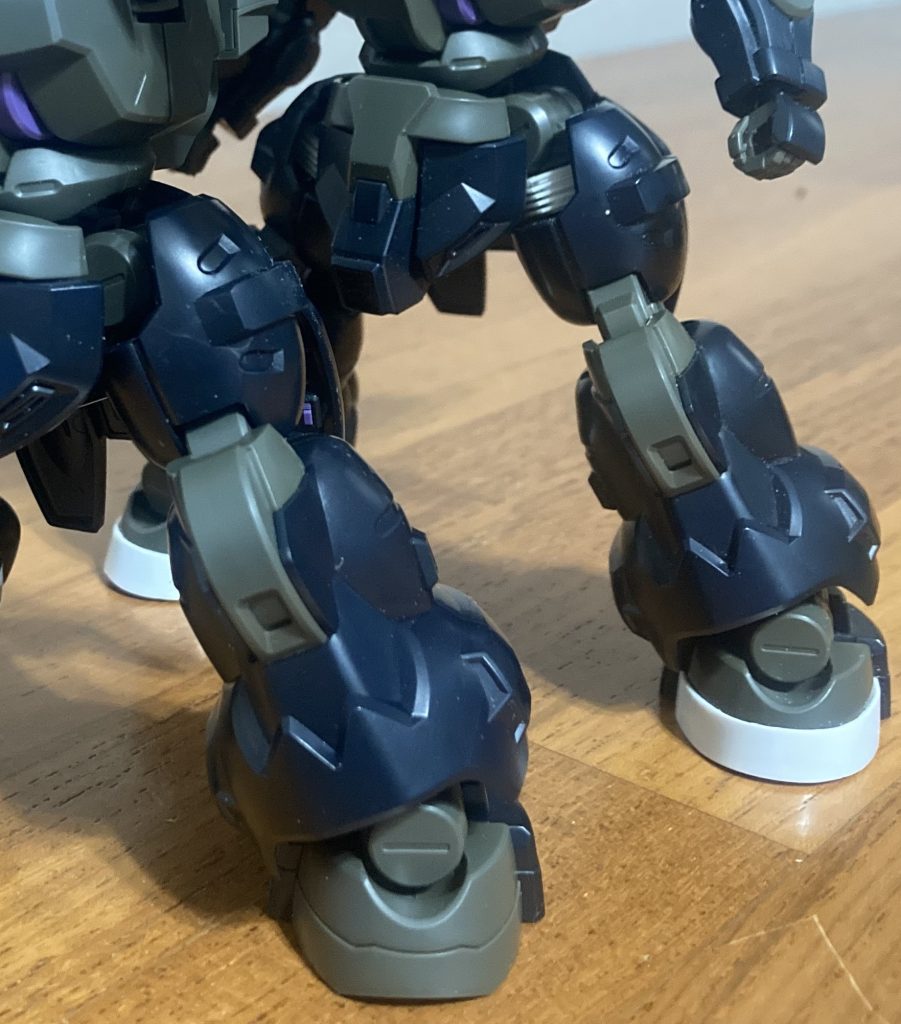 股関節は0.5mmのプラバンを10枚重ねて5mm厚の部品を挟んで足を長くしています。プラバンの大きさを大小2サイズ5枚ずつ作って、交互に重ねることでラジエーターのようなデザインにしました。