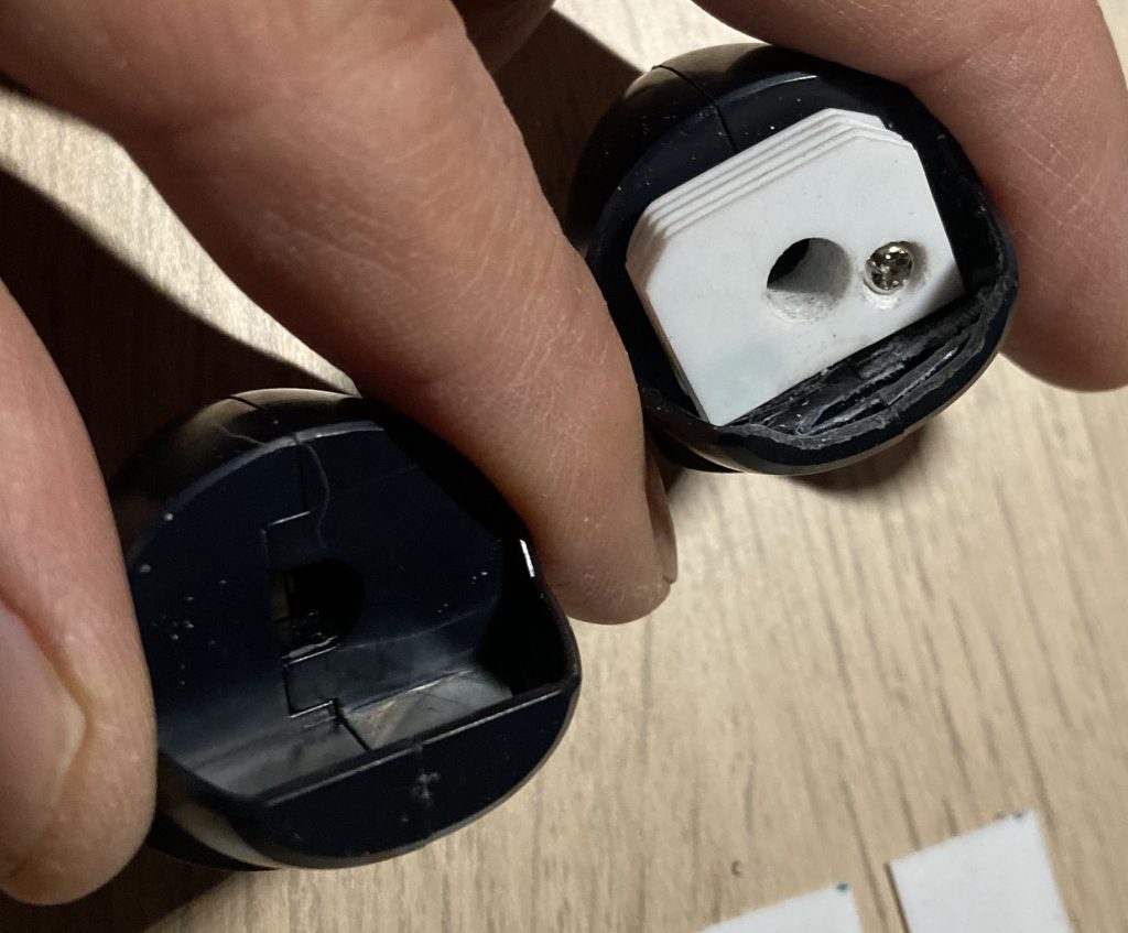 上のアングルから。穴は小さいドリルのピンバイスであけて、少しずつ径を大きくしていくのがよいようです。最初にやったら穴を大きくし過ぎて関節が緩くなってしまったので、瞬間接着剤で穴を小さくして調整しました。