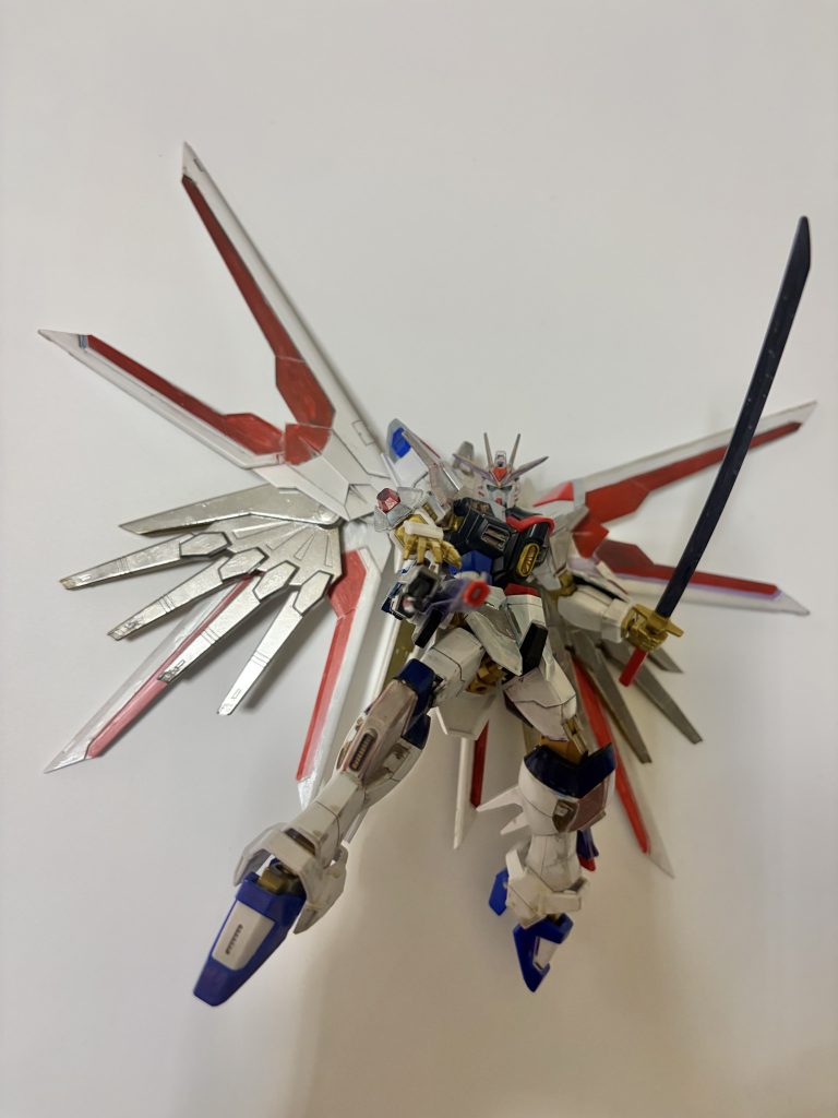 【タイトル:降り立つ、白銀の福音】「愛があるから、私は戦える。」映画の感動をそのままに、独自のメタリック塗装(または質感表現)で命を吹き込んだマイティーストライクフリーダムガンダムです。特にこだわったのは、光を反射して輝く白い翼と、力強く構えた実体剣「フツノミタマ」。最強の力と、それを支える気高き精神を、この一機に凝縮しました。