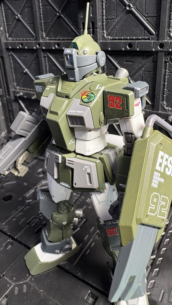 フランシス・バックマイヤー中尉のカメレオンマークと赤い92番は旧キットのデカールを使用。慎重に慎重に台紙から剥がしましたが、案外しっかりとしていたのでほっとしました。