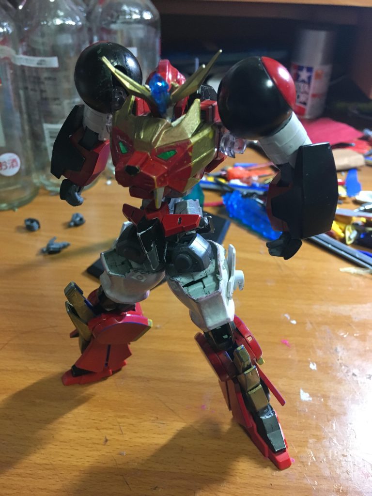 見栄えもそうですが「よく動くプラモデル」を目指して作りました。うろ覚えですが、頭部、胸部はトライオン3をベースに額のクリスタルはSDシリーズのゼロカスタムのモノを使用しています。腕部はHGハイモック、腰部はバルバトスだったはずです。脚部は膝下をトライオン3、足首をHGストライクガンダム、太腿はHGザク2の膝下をひっくり返して使用しています。ちょっと自慢したいポイントです。笑以下、残っていた写真を載せます。