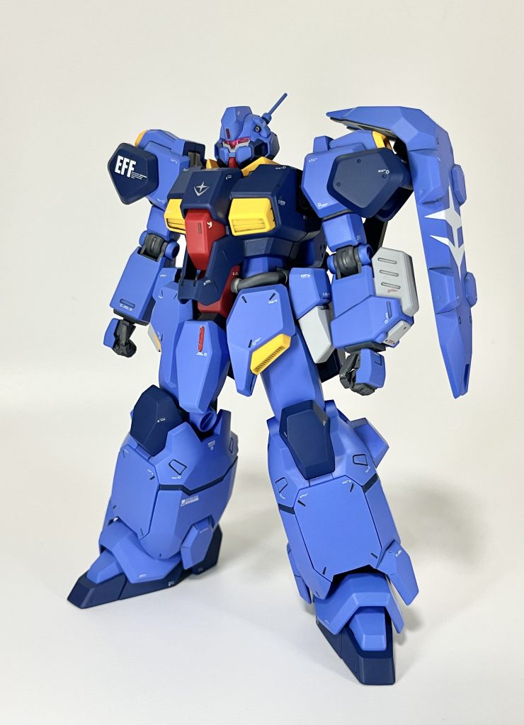 使用塗料は全て缶スプレーになります。本体薄青:MSライトブルー本体青:タミヤ ブルー関節:タミヤ ジャーマングレイ本体赤:クレオス モンザレッド本体黄色:クレオス キャラクターイエローバーニア:クレオス 黒鉄色バーニア内部、本体白:サーフェーサー1500武装:タミヤ ガンシップグレイ細かい部分は筆塗りです。