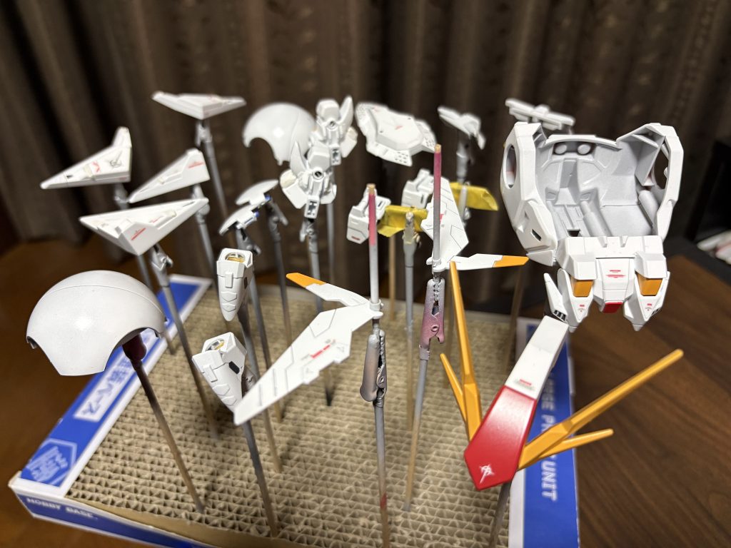 塗装&デカール貼り。Ξガンダム用のデカールを多めにペタペタ貼っています。