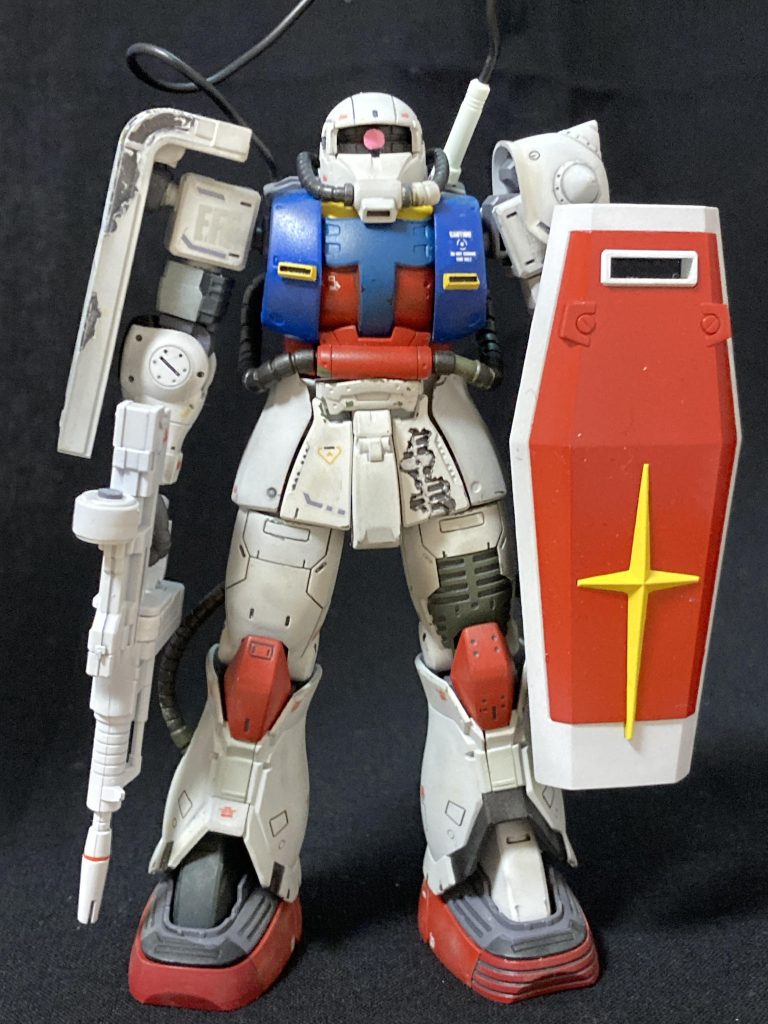 頭部の破壊の前に写真を撮ったので、ジオラマとは少し違ってしまいました。元キットであるドアンザクにガンダムのバックパックを取り付け、武装はガンダムの物を使用しています。色はガンダムのカラーリングで塗装し、一部破損風パーツは元のザクの色で塗ることで、現地で鹵獲、改修されている表現にしてみました。