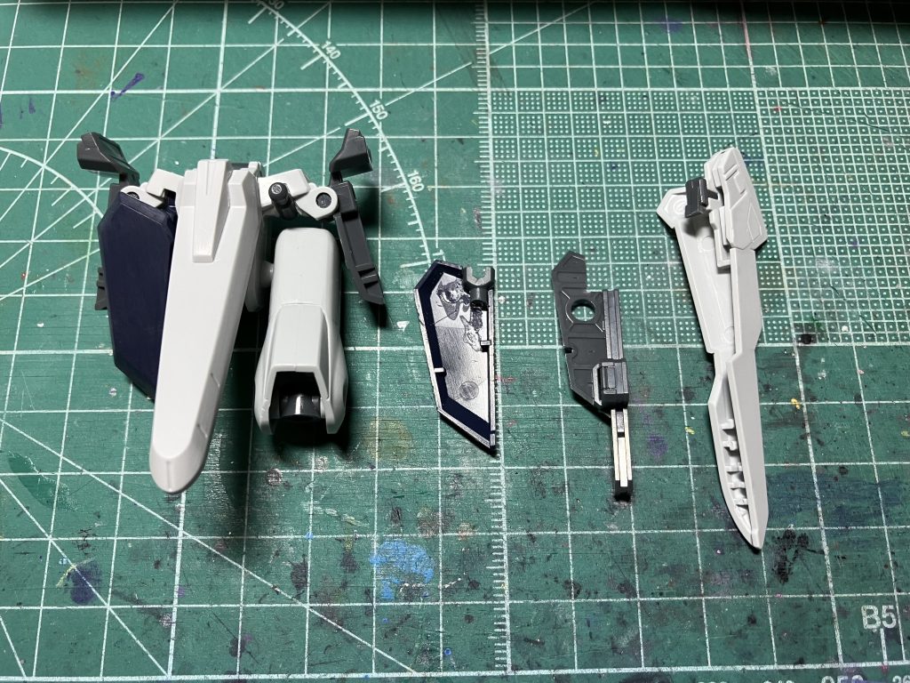 　フロントアーマーの強化パーツの着脱を簡便にするため、HGBC(現：ガンプラオプションパーツセット)ボールデンアームアームズのボールジョイント(小)のボール部を腰骨から生やし、アーマーの上部を切り欠いて受けを設置。裏打ちパーツも干渉部位を削って後ハメ化しました。　(素ギャプランの形に限り)脚も上がるようになりました。