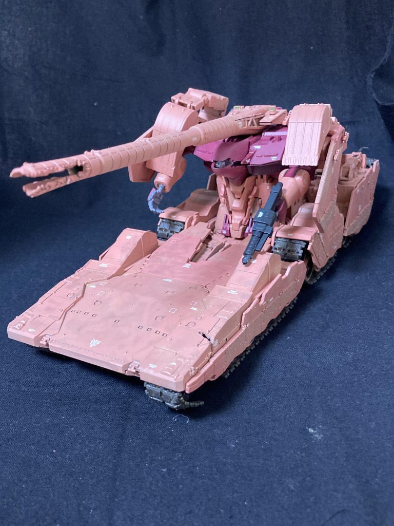 こちらも一部破損前に写真を撮ったため一部異なっています。ヒルドルブ本体はほとんど改造せず、シャアピンク、シャアレッドで塗装しました。シャアピンク部分はRGの様に2色で塗り分けました。グレーサフ下地に1回塗りとマスキングしてもう一度塗って色分けを行いました。ダメージ表現としてニッパーで雑に切ることで破壊表現をしたり、右アームは真鍮線や電線でディテールを追加しました。