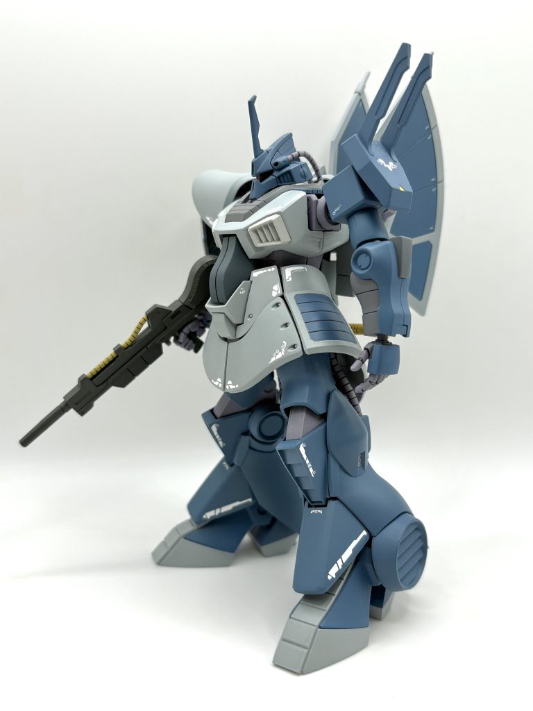 マーキングはロボ魂のディジェを参考に、アクセントラインを配置。あとはそれらしい場所にコーション書きを追加してみました。リックディアスがベースとなったとされている、どっしりしたシルエットがイイですね。