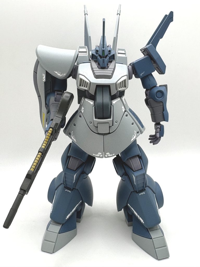 配色については、一般的にMSの場合胴体から腰に掛けて濃色、頭部と四肢は明るい色で塗装されることが多いのですが、あえて逆の配色にしてみました。いかがでしょう？