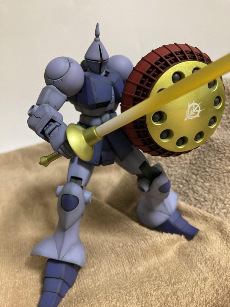 マ「クベ氏も禁止っ！だからなんなんだ！？なんの用だ！」天パ「もしかしてビームサーベルがメイン武器なんですか？左手のソレって盾ですか？穴開いてますが？」マ「そっそうだ！このギャンはビームサーベルがメインでこの盾には小型ミサイルとハイドポンプという機雷が入っているのだ！』(ハッ！私はなんで全部しゃべってるんだ！？)天パ（コイツ...チョロいぞw 全部しゃべる）