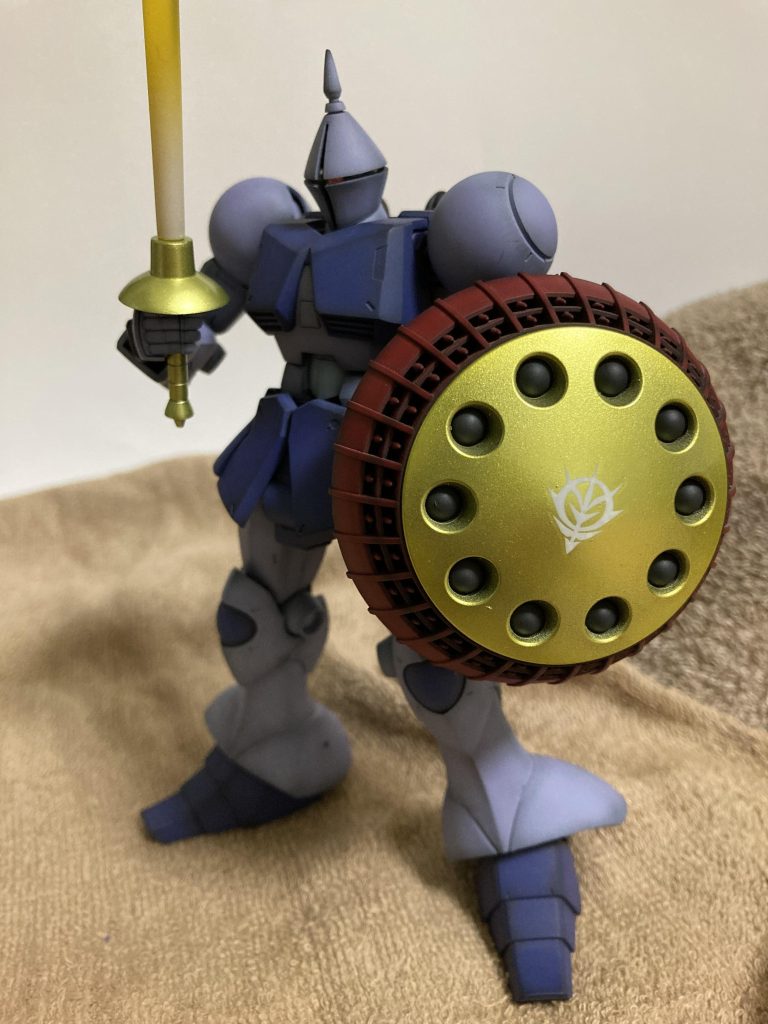 マ「フフフ...そうとも。何を隠そうこのギャ・・」天パ「それって違うらしいですよ！」マ「！？」（人がしゃべっているのにカブせてくるとは...)天パ「なんかコンペ落ちした機体なんで、いらないからジリ貧のマサンに回したって」マ「だ...黙れ！キシリア様がそんなことをするはずがない！って言うかマサンって呼ぶな！」