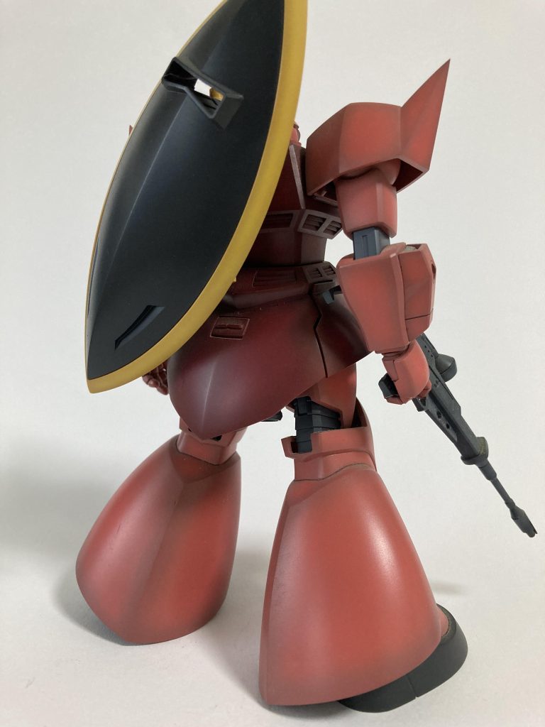 大きなシールドを背負ってますが、シャアはあまり使ってない記憶が…