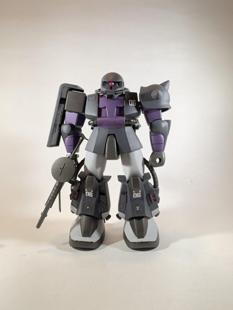 何も弄ってません。合わせ目消して塗装してデカール貼ってトップコート。モノアイは百均の立体的なシールですが。