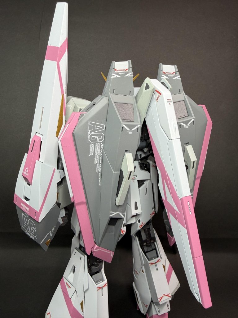 シールドも地味に大変。メタルロボット魂版3号機のカラーを参考にしましたが、シールドの構成自体が違っていて、MGの方が簡素な作りだったので半ば簡易的なラインに。それでも左右対照には違いないので調整は苦労しました。
