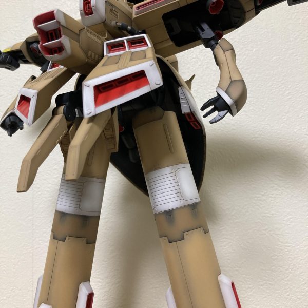 作成中の1/400 αアジールです。単色でつまらないので気合い入れて塗り分けました。三連休初日に朝からぶっ通しで塗り上げました…疲れた😭💦大型のMAらしく情報量増してるつもりですがいかがでしょうか？まだ手直しや墨入れしてない未完成品ですが、ちょっとだけお披露目です。（4枚目）