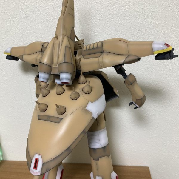 作成中の1/400 αアジールです。単色でつまらないので気合い入れて塗り分けました。三連休初日に朝からぶっ通しで塗り上げました…疲れた😭💦大型のMAらしく情報量増してるつもりですがいかがでしょうか？まだ手直しや墨入れしてない未完成品ですが、ちょっとだけお披露目です。（3枚目）