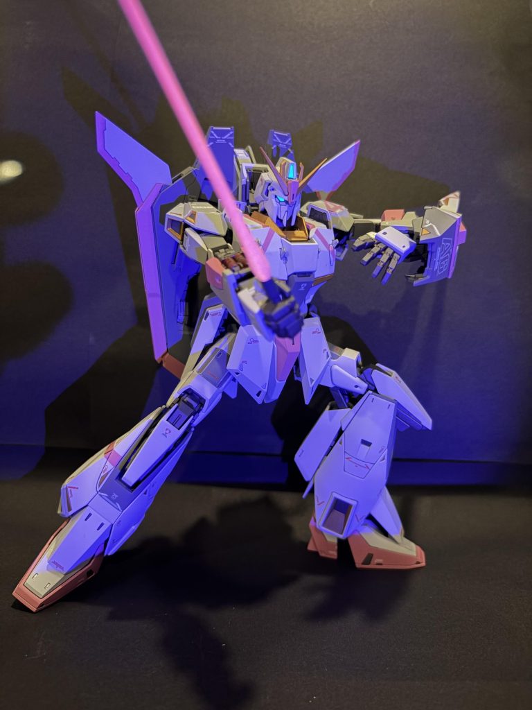 ビームサーベルも蛍光レッドで塗装。遊びでやってんじゃないんだよー!あ、これ乗ってるのアムロかw