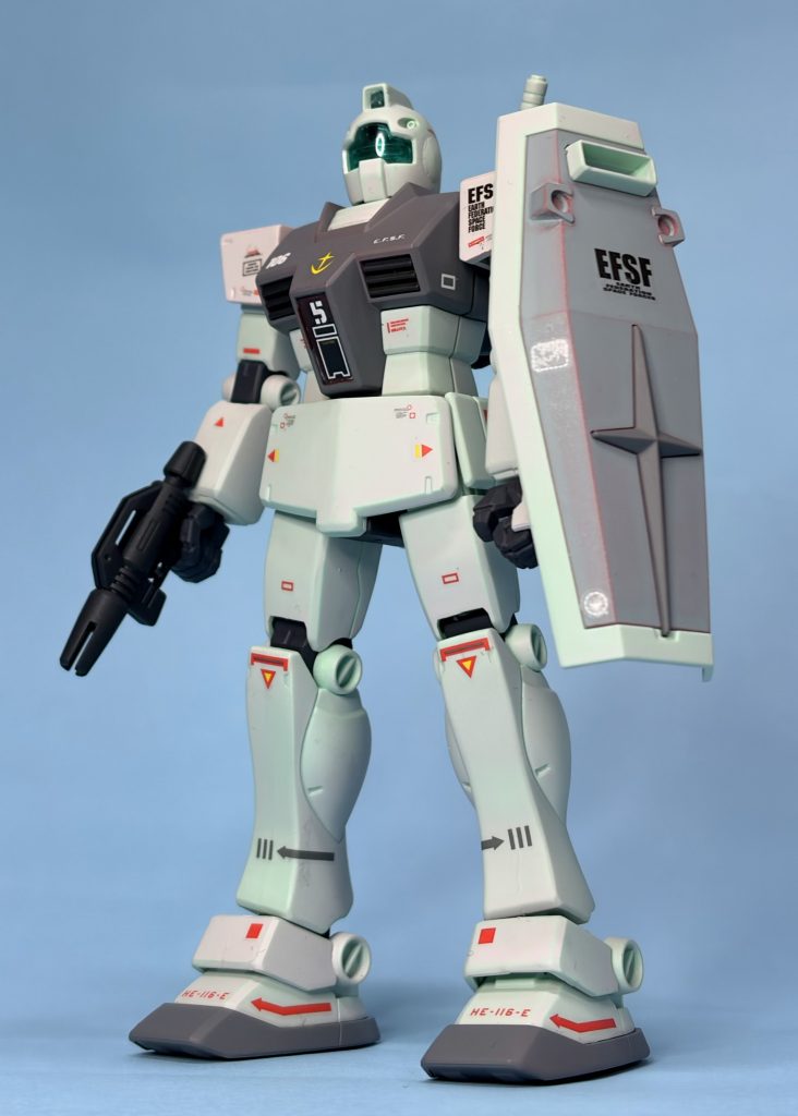 HG ジムを寒冷地仕様カラーに全塗装。リアルカラーをイメージするにあたり、寒ジムのカラーを参考に彩色。