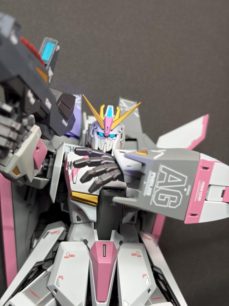 スミ入れは白系パーツにはスタンダードに黒を流し、フレーム等のメタリックパーツには赤を流しました。