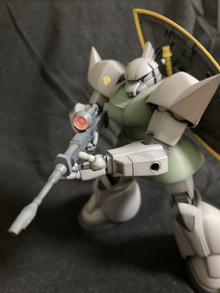 シャア専用機同様に左手もライフル両手撃ち用に加工し…