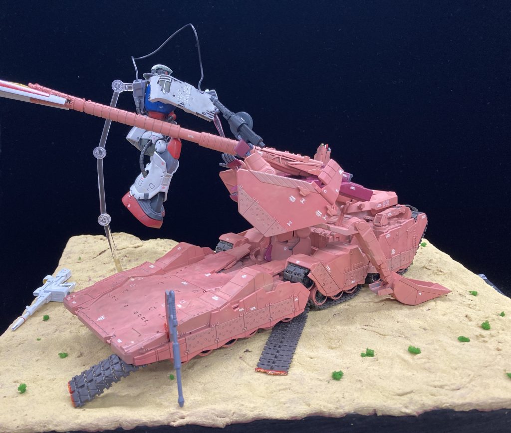 ジオラマは主に100均の物を使用しました。木箱に粘土を盛り、上から情景テクスチャーペイントのライトサンドを塗りました。草はジオラマ用の物を使用しています。