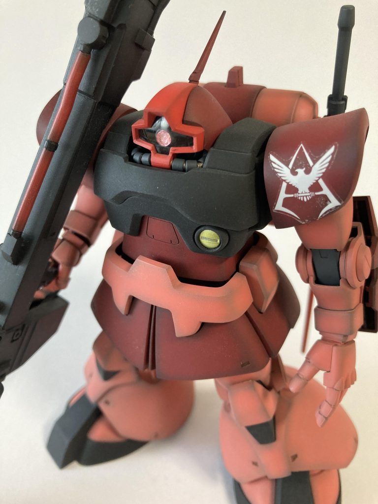 今作のテーマは『ケレンみ』普通にシャア専用機として作るのではなく、あえてクドめを意識しました顔のパイプが剥き出しなのは、動きの早いシャア専用機のため首の可動をジャマしないようにカバーパーツが取り外された設定通信用のアンテナを増設しました