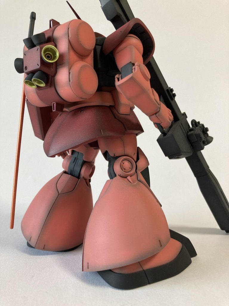 バックパックはギラドーガと同型試作段階だったバックパックを本機に搭載し、実用テストも兼ねた(っていう設定)良好なデータが得られ、後に正式な量産機にも採用されたって感じでお願いします