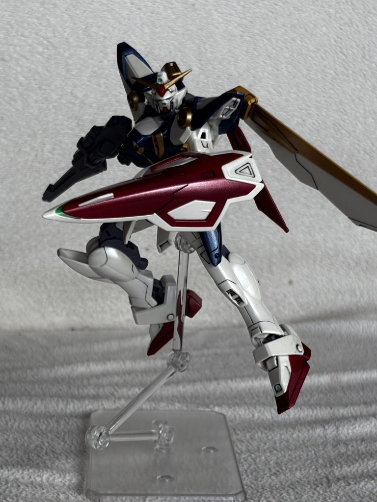 シールド先端のグリーン部分は筆塗りです。