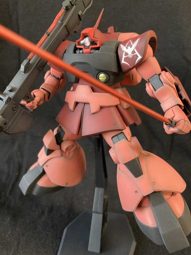 バックパックの都合上、ヒートサーベルは左手側に付けました右側だとビームバズと干渉します