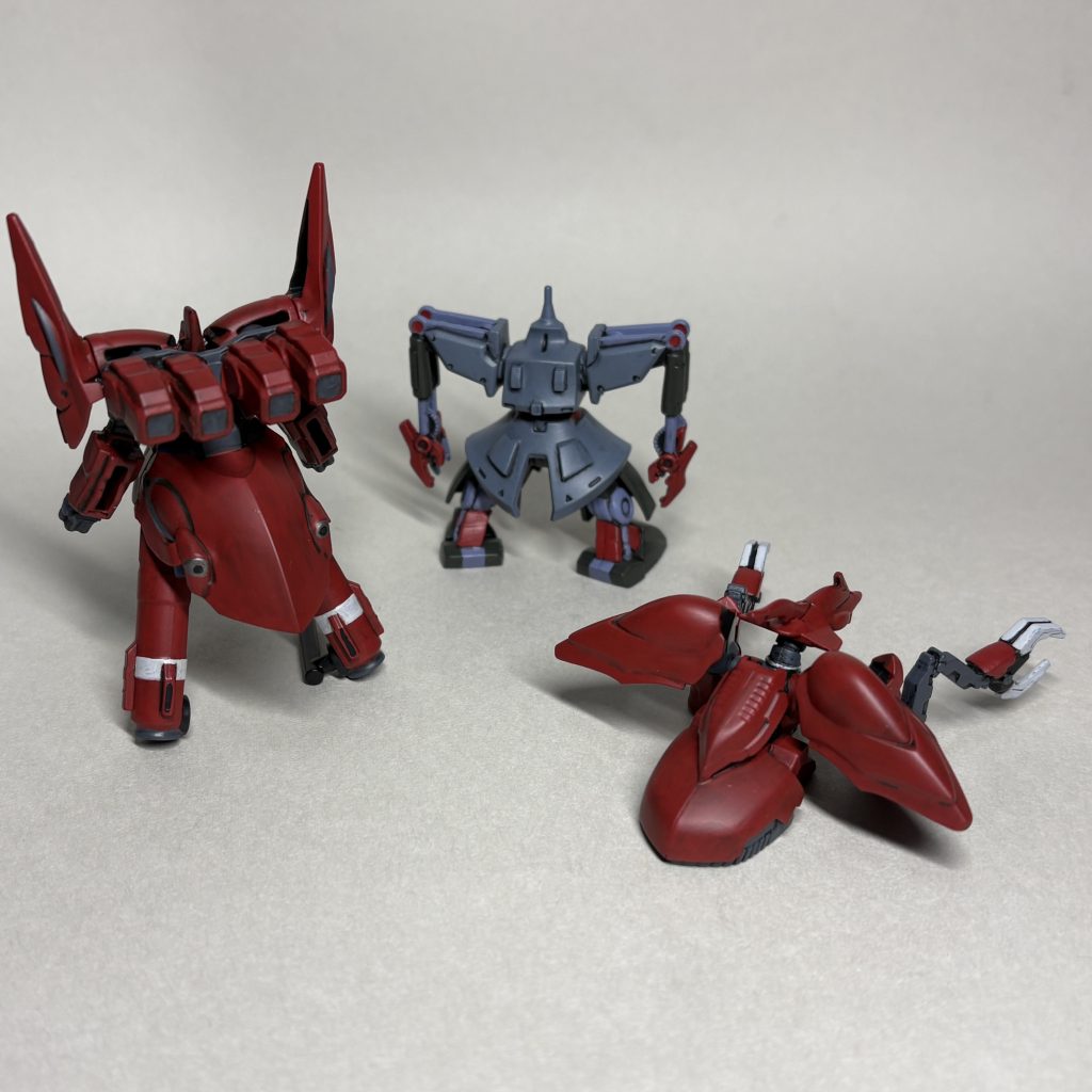 基本工作以外で手を入れたのは、シャンブロの上の爪の間の溝を掘ったくらい全体に黒を吹いた後に筆塗りしています。肉抜き穴の部分は、先に塗った黒を塗り残したままにしました。影が落ちたように見えるので、それほど気にならない気がします。このシリーズは、立体化される機会が少ない機体を気軽に作れるのがいいです。