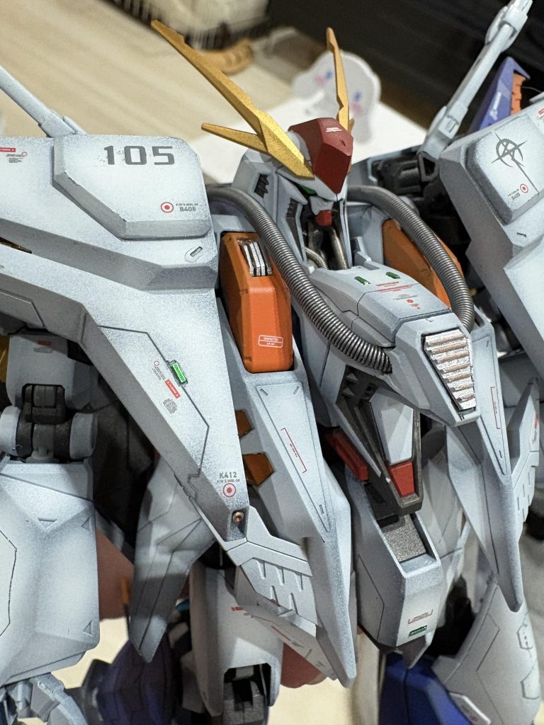 胸のガンダムアンテナみたいな部分はラジエーター的なパーツに変更してそこからスプリング伸ばして動力パイプ風に両サイドのオレンジパーツは中をくり抜いてプラバンを何枚か貼り付けてこれまたラジエーター風に