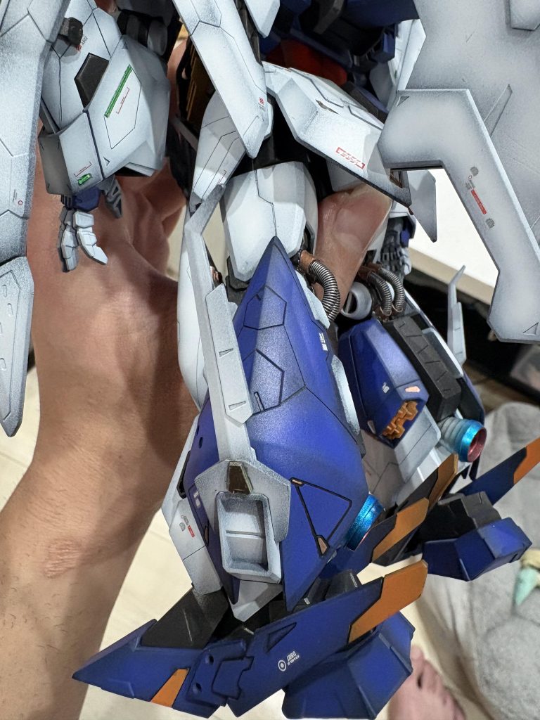 膝裏もパイプのディテールをぶった切ってスプリングに変更