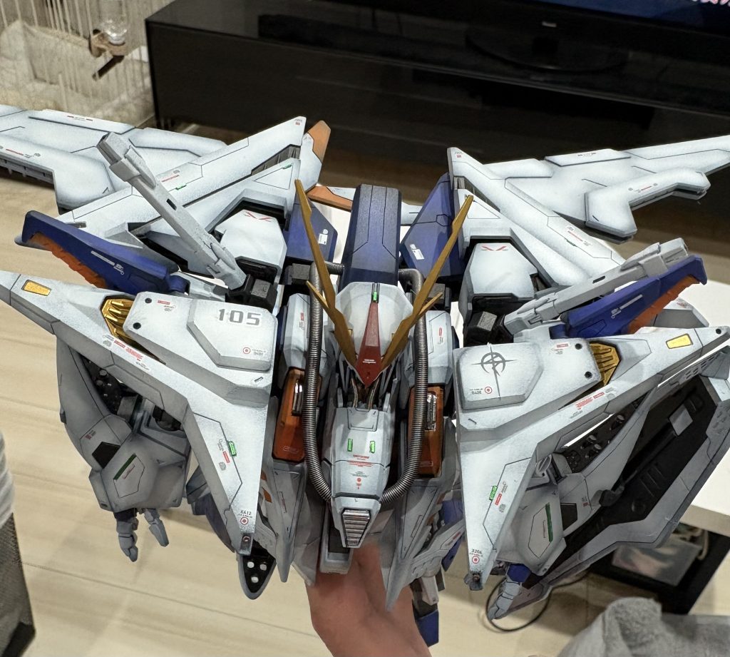 首元にもスプリング入れてます頭部パーツの下部と連結してますので、首の動きに連動して動きますウィング部分は1箇所追加装甲になってます細かすぎて分からんかな？？ミノフスキーフライトユニット展開状態で上か見るとめちゃくちゃごちゃごちゃしてて好きです全体的にスジボリ追加とプラチップ貼り付け少しだけのプラバン貼り付けでの追加装甲で製作してますYouTubeに製作動画あげてますのでよければ是非