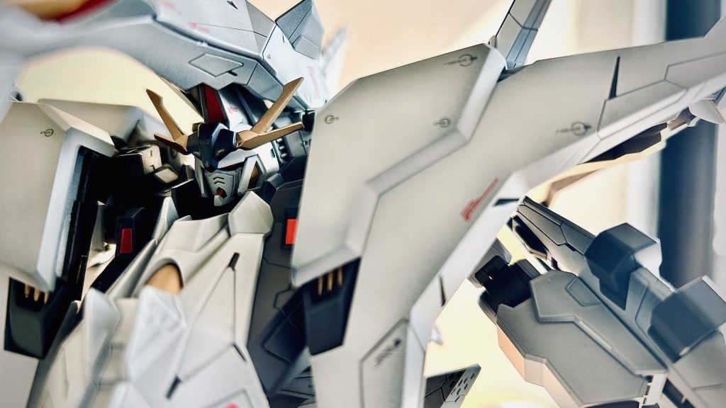 60点の最大の理由は、遠目で見ると結構いい感じに見えること。確かに近くで見ると、塗装の垂れたところや、吹き溜まり、ドバっと付着したところが見えるが、目立つパーツ(肩とか)はいい感じ。ちなみにミスしたところはデカールを貼って、誤魔化してる。