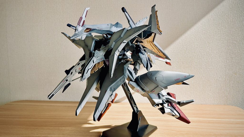 とにかく大きい。今回は白のグラデーション塗装LVアップを重点に塗装。結果、上手くいったところもあれば〜、そうでも無いところも〜。なので自己評価は60点。まだまだ伸び代がありますね。