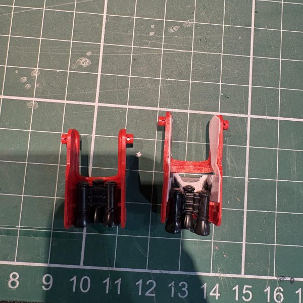 肩部分から出てる３連バーニヤの部分の分割と内部フレーム露出と露出部分にディテール的な何かを追加相変わらず分割する為に切断するのにめちゃくちゃ時間がかかってたまらん、、、（2枚目）