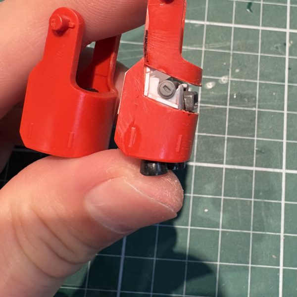 肩部分から出てる３連バーニヤの部分の分割と内部フレーム露出と露出部分にディテール的な何かを追加相変わらず分割する為に切断するのにめちゃくちゃ時間がかかってたまらん、、、（3枚目）