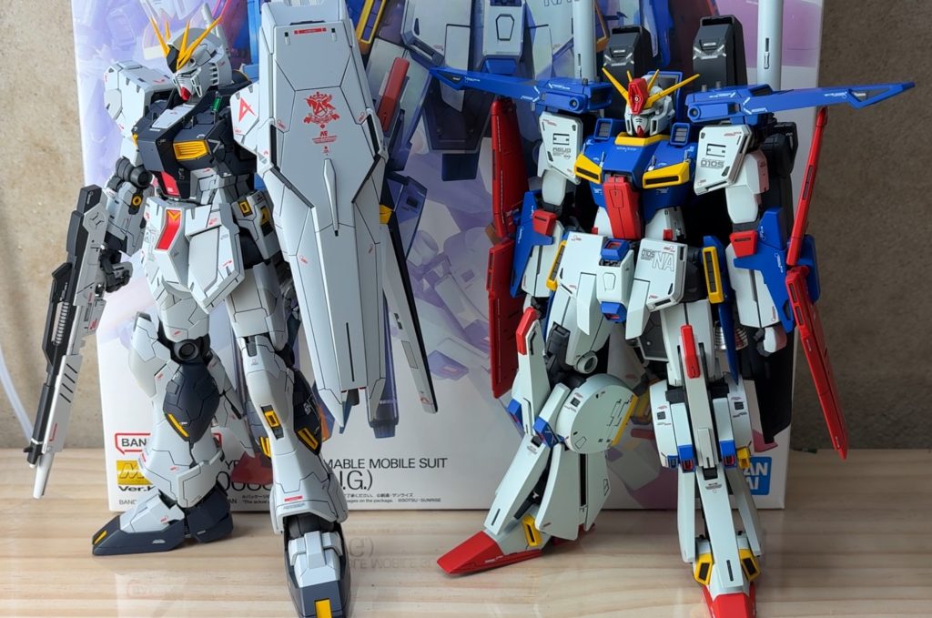 ブルーホワイトって名前、ホワイトじゃん。もちろん“白”です。でも、ここがポイント。白にもいろんな種類があって、このブルーホワイトは、名前のとおり青みが強い“寒色寄りの白”。純粋な白で塗ったパーツと並べると、その差は一目瞭然で、もはや薄い青と言っていいくらい色味がついています。人間の目には白に見える。でも、実際にはちゃんと「色」がある。だからこそ、アニメのZZガンダムの色味に、そのまま近づくんです。