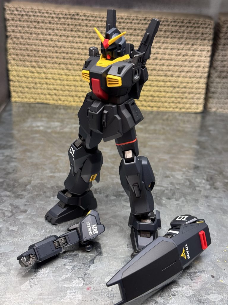 つや消し吹いた後の汚す前です。(腕は元々きつめで一旦取り付けると外す時に破損しそうだったので外して撮ってます)このキット、成形色が半端なくカッコいいです。