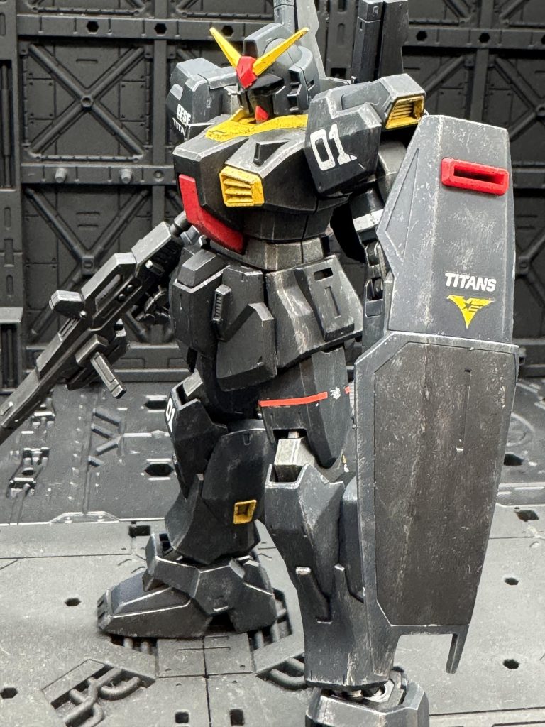 つや消し後にドライブラシで金属感をアップさせました。