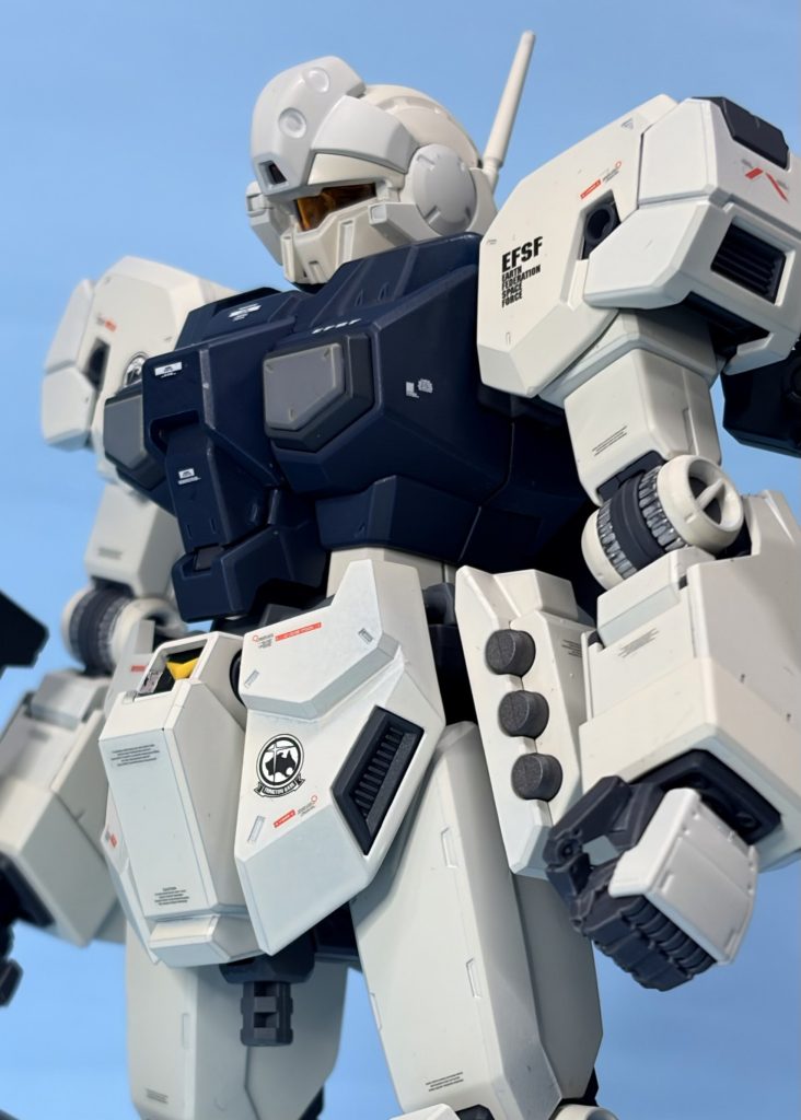 エモーションマニュピレータは個人的にどうも扱いづらいのでビルダーズパーツの1/100ハンド使用して手堅く制作。