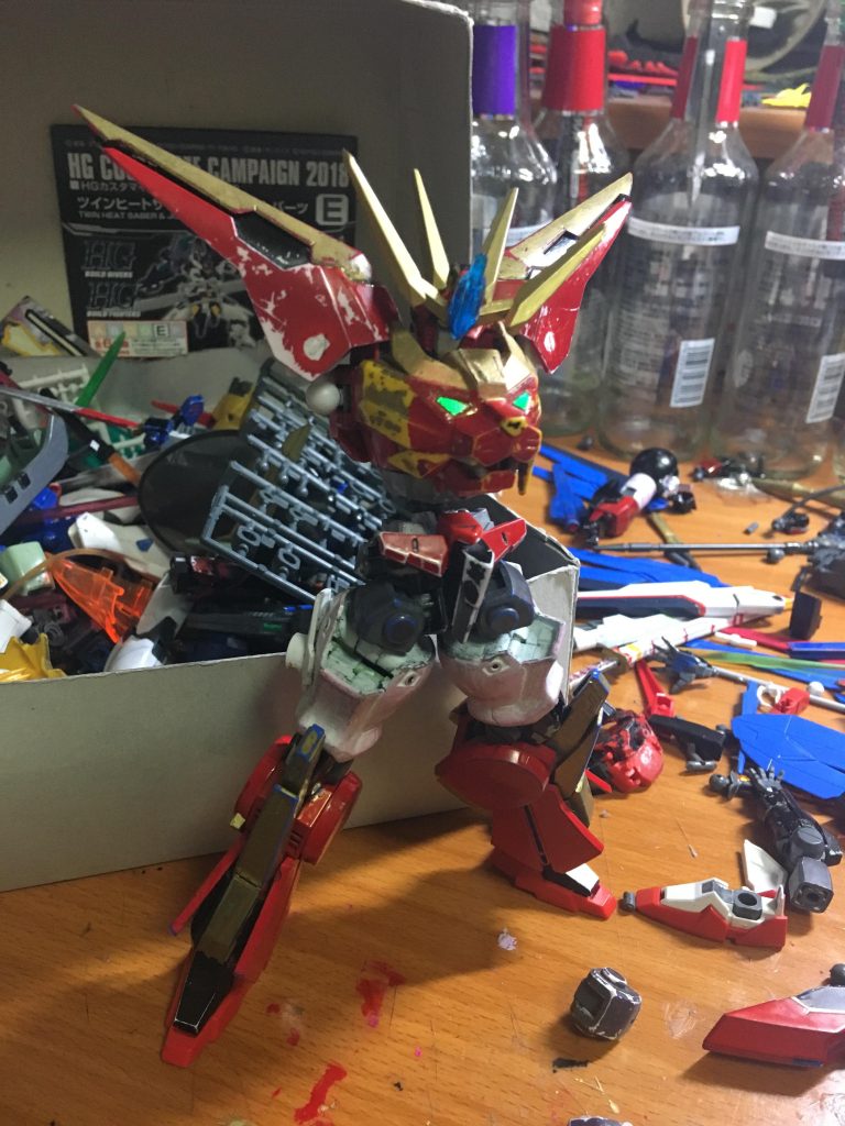 ライガーパワーアップ!スーパーレオライガーへの換装を実装!…する前に、時間切れ。このまま地元を離れることになりました。いかがでしたでしょうか。カッコいいと思っていただけたら幸いです。最後に、こちらへ掲載をした経緯を少しお話させてください。先日、PCのデータファイルを整理していたところ、この写真を発見しました。このまま眠らせているのも惜しいと思っていたところ、こちらのサイトを見つけました。説明文がうろ覚えだったのは、もう10年くらい前に作ったモノだったからです。技名もそれっぽいのを今付けた形になります。実家で作成しましたが、その実家も今、引っ越してしまいました。その際、自分の部屋にあったものは一切合切捨ててしまったようです。必要最低限の物は持ち出せたのですが、今思うとこの子を含めたプラモデルたち全員を連れて来ればよかったと後悔しています。笑中学生の頃から始めた唯一の趣味でした。お小遣いをコツコツ貯めて近所のデパートへ自転車を走らせていました。また始めたいと思う一方、私生活との兼ね合いや昨今、プラモデルは高騰していると聞いています。ですが、またどこかで始められたら良いなと、この投稿を通して思いました。お目汚し失礼いたしました。そして、ありがとうございました。